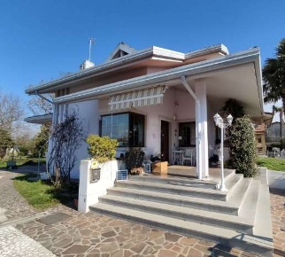 Foto Villa unifamiliare in Via Bando, Porpetto Centro di 337 m² all'asta