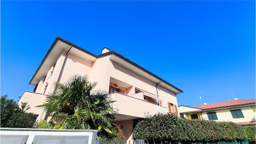 Foto Appartamento in via falcone 14, Limido Comasco Centro di 103 m²