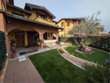 Foto Villa unifamiliare in via Libertà 29, Busnago di 153 m² con 4 locali
