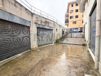 Foto Magazzino in Via Dante Alighieri, Bagheria Zisa di 281 m² con 1 locali