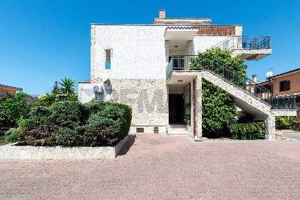 Foto Villa singola in Via Lago d'Iseo, Pomezia di 212 m² con 8 locali