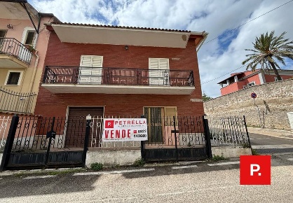 Foto Casa indipendente in Via Grassi, Caserta di 364 m² con 9 locali