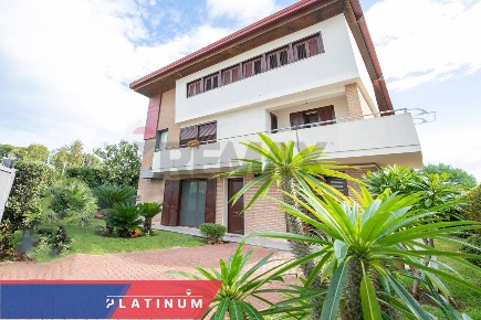 Foto Villa unifamiliare in via enrico di luciano 1, Siracusa di 260 m²