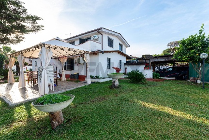 Foto Villa unifamiliare in via giulio bas 30, Roma Infernetto di 260 m²