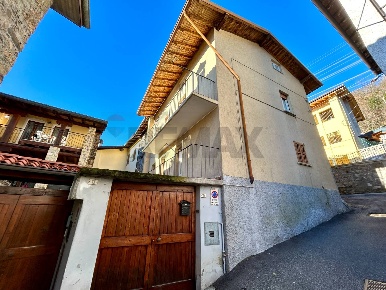 Foto Casa indipendente a Costa Volpino Centro di 165 m² con 6 locali