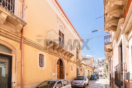 Foto Casa indipendente in VIA AMEDEO, Comiso Centro di 250 m² con 12 locali