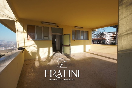 Foto Laboratorio in Viale De Gasperi 4, Ancarano di 230 m² con 4 locali