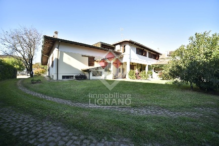 Foto Casa indipendente a Ronchis di 250 m² con 10 locali in vendita