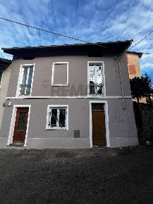 Foto Casa indipendente a Porto Valtravaglia Centro di 112 m² con 5 locali