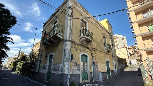 Foto Casa indipendente in via nuovalucello, Catania di 250 m² con 10 locali