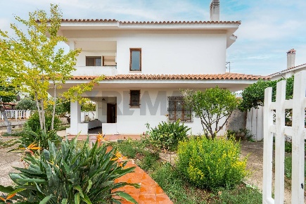 Foto Villa unifamiliare a Capoterra La Maddalena di 253 m² con 7 locali