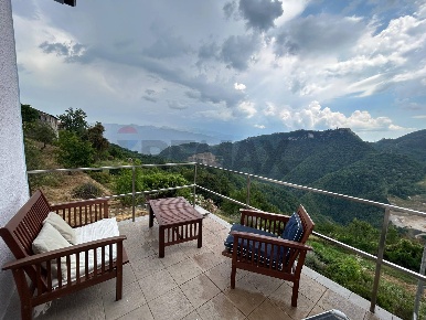 Foto Villa singola a Castelnuovo di Garfagnana di 312 m² con 8 locali