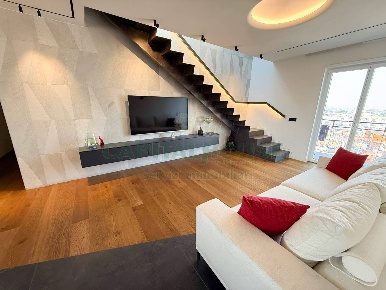 Foto Appartamento a Pomigliano d'Arco Centro di 370 m² con 8 locali