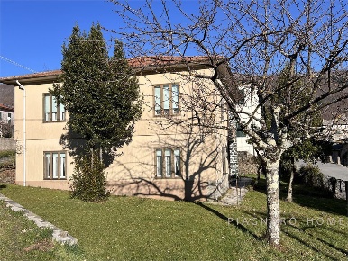 Foto Casa indipendente a Zeri Patigno di 248 m² con 8 locali in vendita