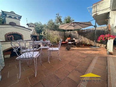 Foto Casa indipendente a Massa Marina di Massa Centro di 140 m² in vendita