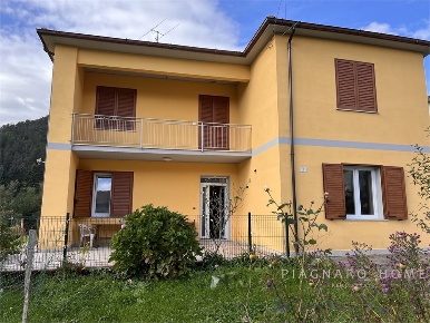 Foto Casa indipendente a Zeri Patigno di 319 m² con 7 locali in vendita
