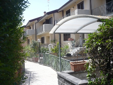 Foto Villa unifamiliare a Tremestieri Etneo Centro di 210 m² con 5 locali