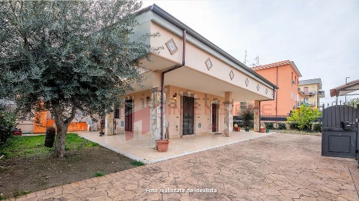 Foto Villa bifamiliare in VIA DEL FOSSO DELL'OSA 399, Roma Castelverde