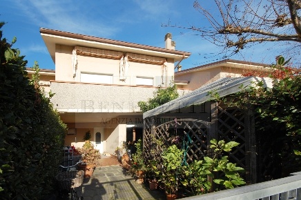 Foto Villa a schiera in Via Bugneta 109, Pietrasanta di 170 m² con 6 locali