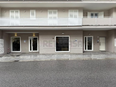 Foto Locale commerciale in Via Raffaele Musone, Marcianise di 120 m²