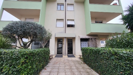 Foto Locale commerciale a Senigallia Borgo Molino, Portone di 70 m²