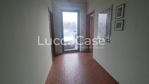 Foto Ufficio a Capannori Marlia di 300 m² con 10 locali in vendita