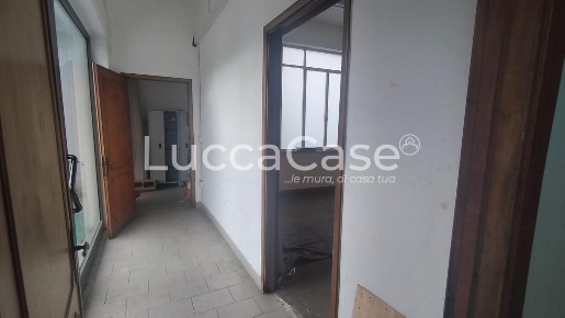 Foto Ufficio a Capannori Marlia di 300 m² con 10 locali in vendita
