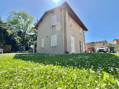 Foto Villa unifamiliare a Capannori Massa Macinaia - San Leonardo di 140 m²