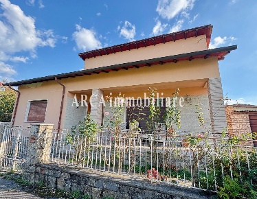 Foto Villa unifamiliare a Pietrasanta di 105 m² con 5 locali in vendita