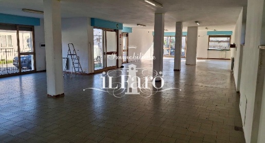 Foto Locale commerciale a Viareggio Bicchio - Varignano di 200 m²