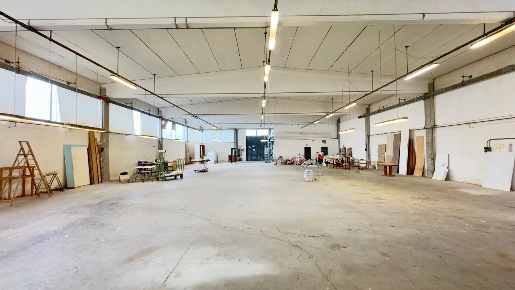 Foto Capannone industriale a Ponsacco di 700 m² con 2 locali in vendita