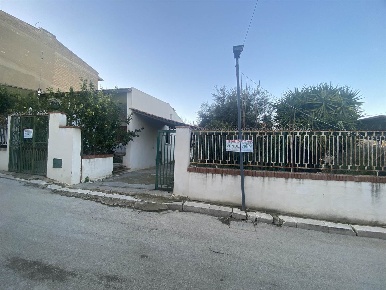 Foto Casa indipendente a Camastra di 150 m² con 5 locali in vendita
