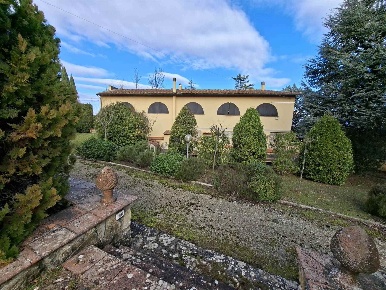 Foto Villa unifamiliare a Signa Centro di 255 m² con 10 locali in vendita