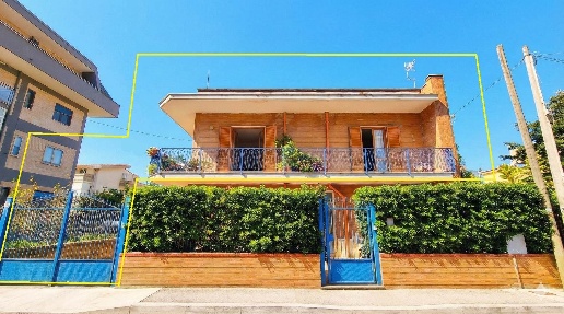 Foto Appartamento in Via Fiume, Mondragone di 130 m² con 4 locali