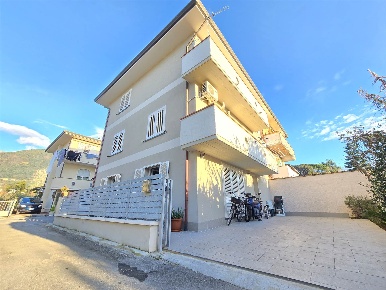 Foto Villa bifamiliare a Camaiore Camaiore Paese di 160 m² con 10 locali