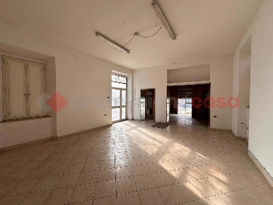 Foto Negozio in Via Crispi 1, Avezzano Centro di 90 m² con 3 locali