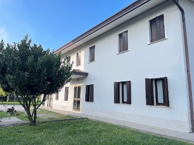 Foto Casa indipendente a Ponte di Piave Centro di 250 m² con 12 locali
