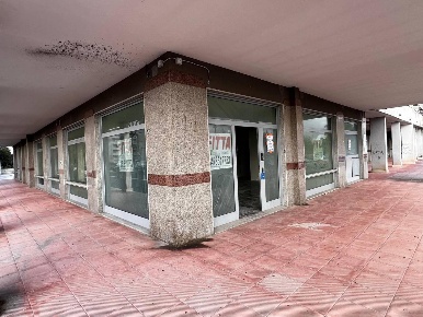 Foto Locale commerciale a Battipaglia Centro di 280 m² con 4 locali