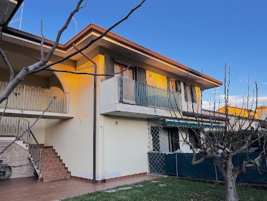 Foto Appartamento a Salgareda Centro di 82 m² con 5 locali in vendita