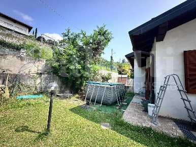 Foto Villa unifamiliare in Via Como SNC, Erba Centro di 230 m² con 4 locali