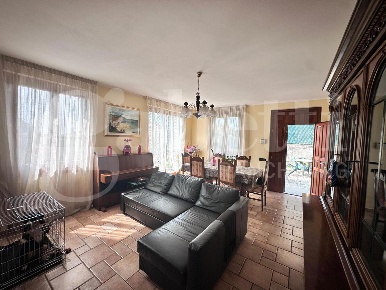 Foto Villa unifamiliare in Via Como SNC, Erba Centro di 230 m² con 4 locali