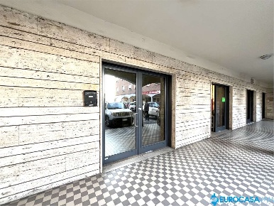 Foto Negozio in Via Carlo Pisacane, Carpi Quartirolo - Meloni di 104 m²