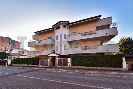 Foto Appartamento in Via Battisti 33, Cesano Maderno di 110 m² con 4 locali