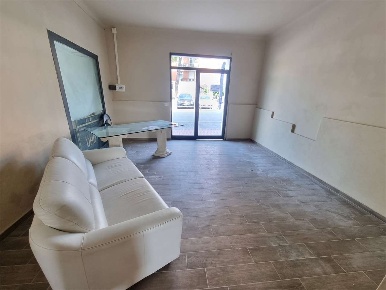 Foto Negozio a Sarzana di 55 m² con 2 locali in affitto