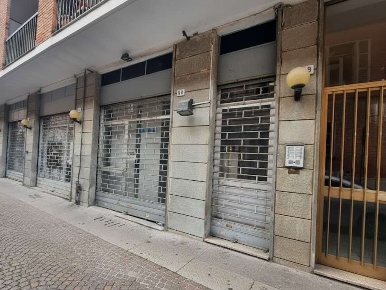 Foto Negozio in Via Dei Guasco 56, Alessandria Borgo Rovereto - Piscina