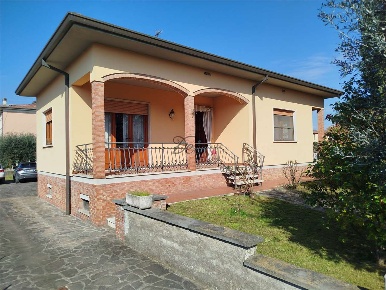 Foto Villa unifamiliare in Via della santissima annunziata, Lucca di 273 m²