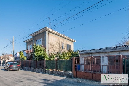 Foto Casa indipendente in Via Giusti 51, Gallarate Cedrate di 200 m²