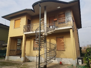 Foto Casa indipendente a Pagazzano di 270 m² con 7 locali in vendita