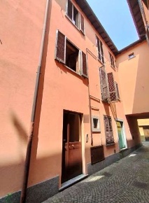Foto Appartamento in Vicolo Sant'Agata, Oggiono Centro di 55 m² all'asta