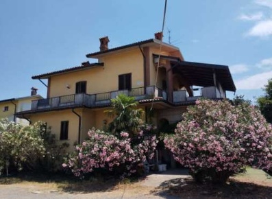 Foto Appartamento in Via Treviglio, Pontirolo Nuovo di 221 m² con 6 locali